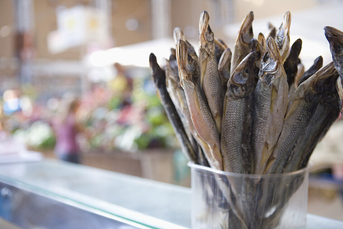 Kleine Fische zum Verkauf auf dem überdachten Bessarabsky-Markt; Kiew, Ukraine