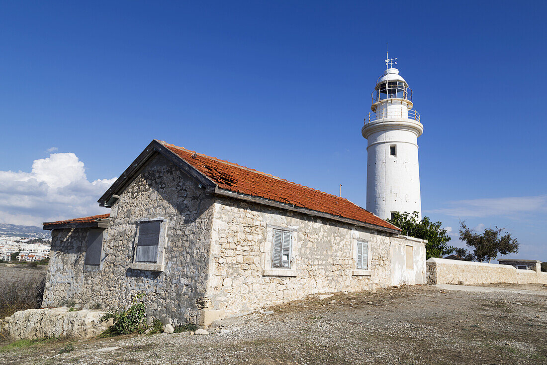 Weißer Leuchtturm und Steingebäude; Paphos, Zypern