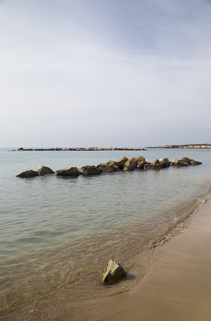 Felsen im Wasser vor dem Strand; Peyia, Paphos, Zypern