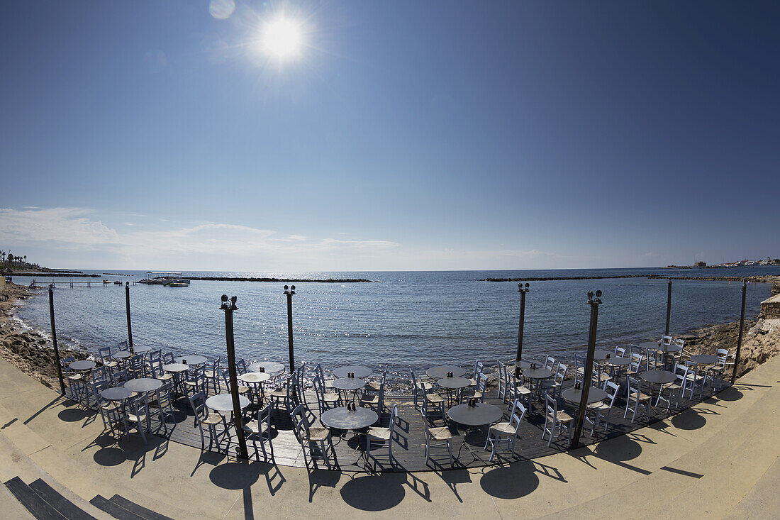 Sitzgelegenheiten auf einer Terrasse am Wasser mit Blick auf das Mittelmeer; Paphos, Zypern