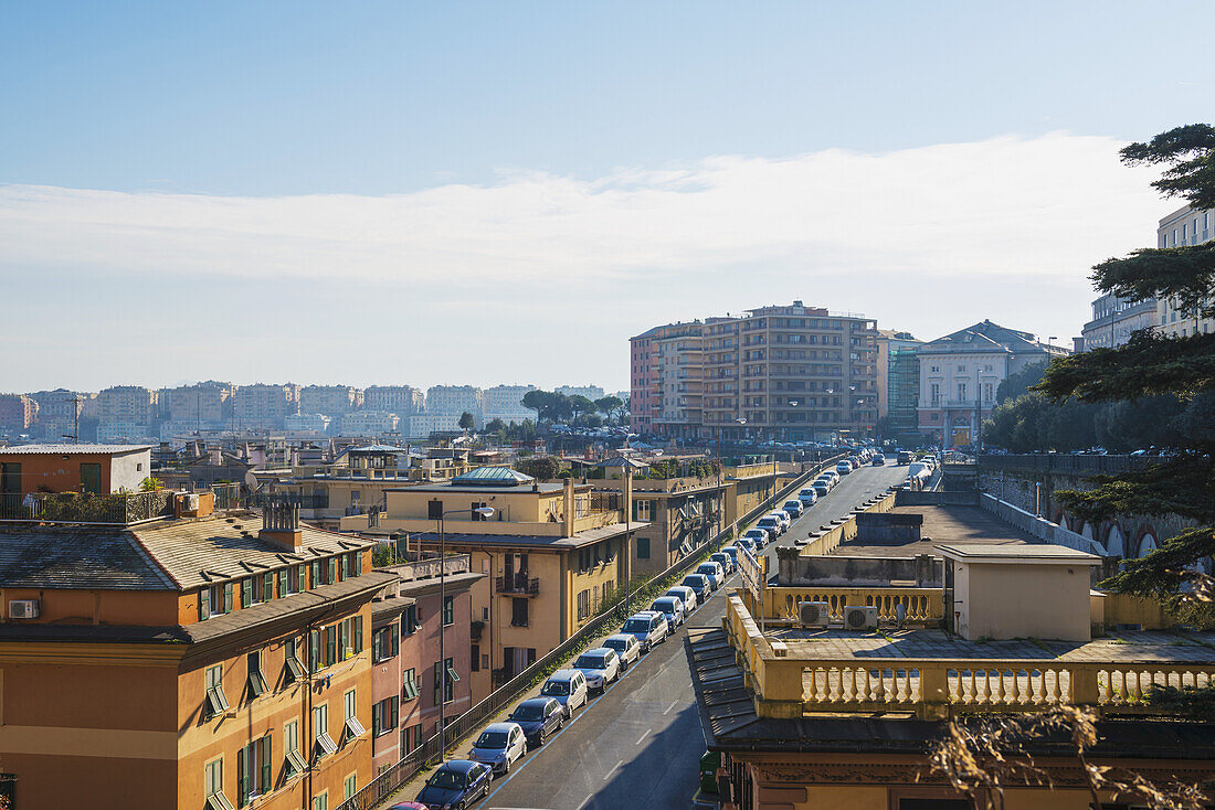 Der Verkehr säumt die Straße in einem Stadtbild; Genua, Ligurien, Italien