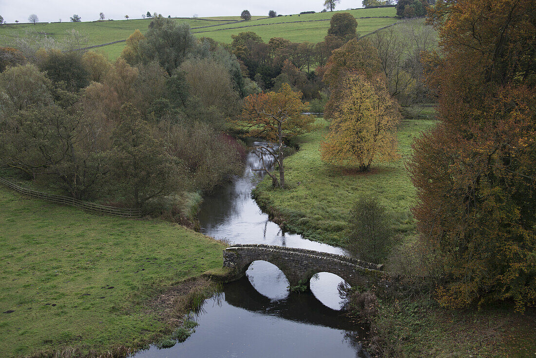 Romantische englische Landschaften im Herbst; Derbyshire, England