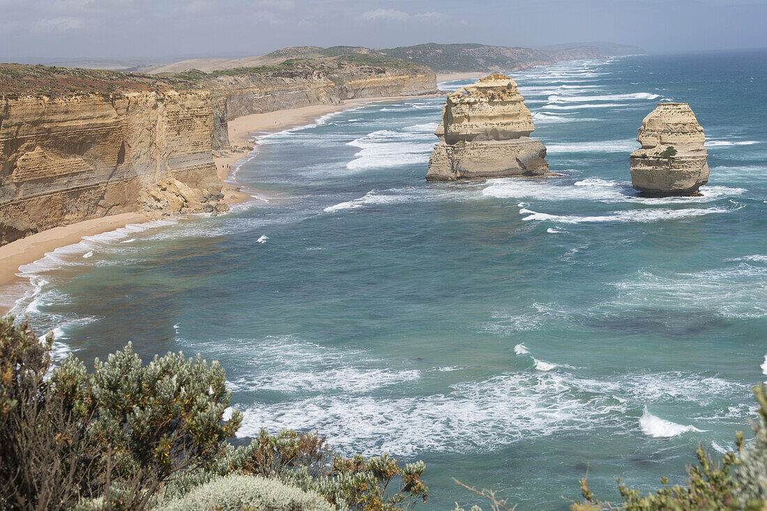 Türkisblaues Meer und pfirsichfarbener Kalkstein im Kontrast; Victoria, Australien