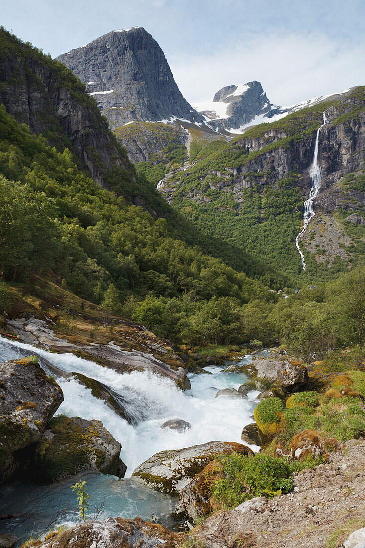 Wasserfälle und Berge im Olden-Tal; Olden, Sogn Og Fjordane, Norwegen