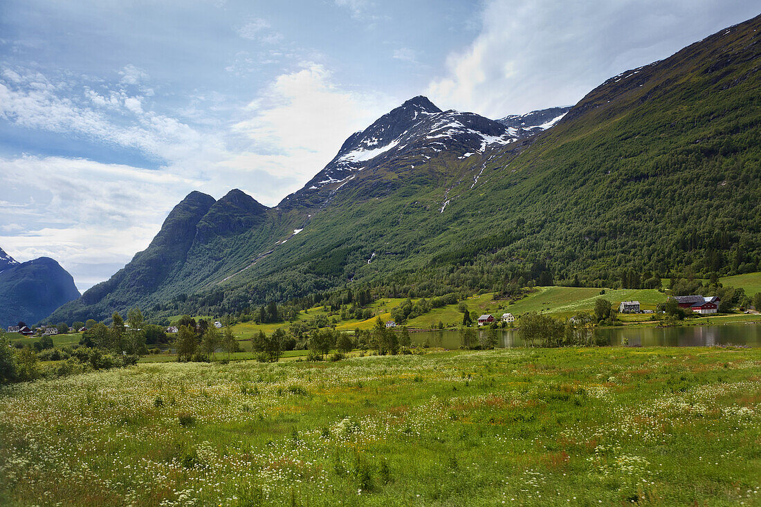 Gebirgslandschaft und Fjorde bei Olden; Olden, Sogn Og Fjordane, Norwegen