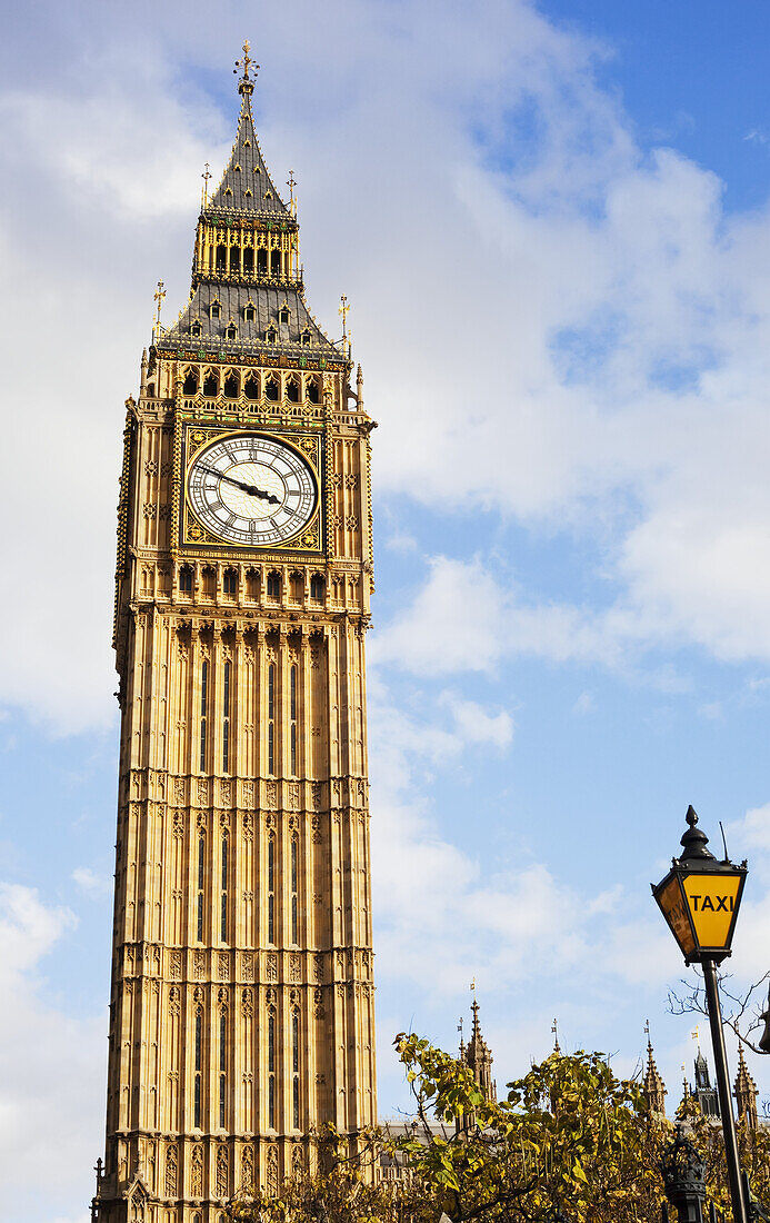 Big Ben gegen einen strahlend blauen Himmel; London, England
