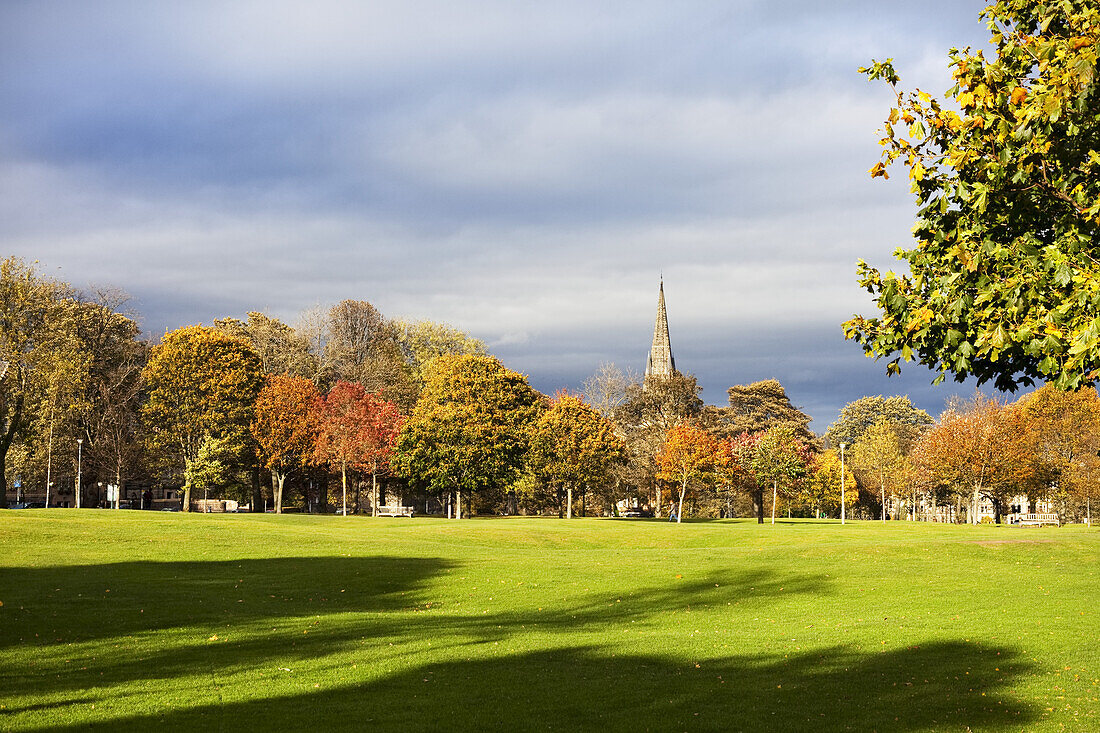 Ein schöner Herbsttag in einem Park in Edinburgh; Edinburgh, Schottland