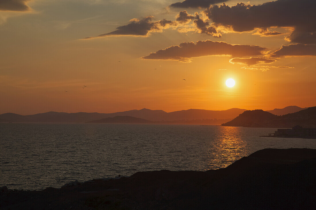 Sonnenuntergang an der dalmatinischen Küste; Omis, Kroatien