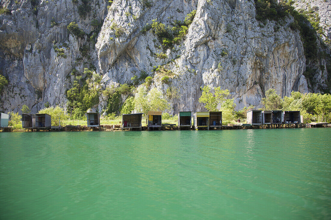 Fischerhütten auf dem Fluss Cetina; Omis, Split, Kroatien