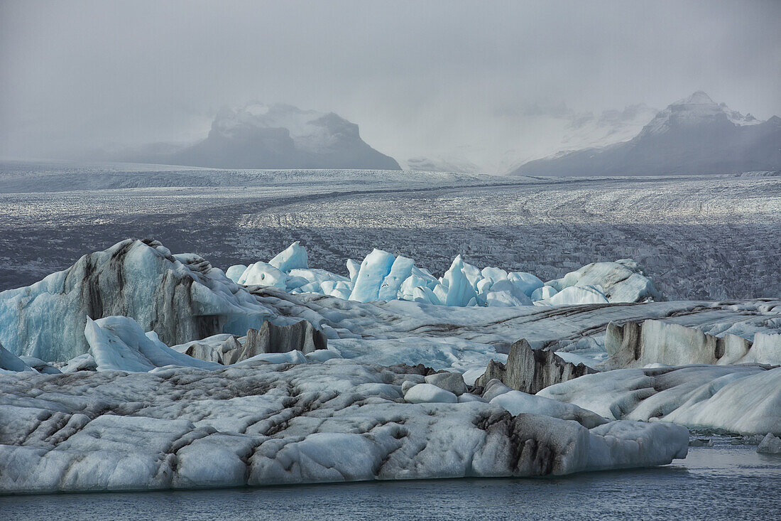 Die Gletscherlagune Jokulsarlon ist voller Eisberge, die an der Südküste Islands darauf warten, ins Meer gespült zu werden; Island
