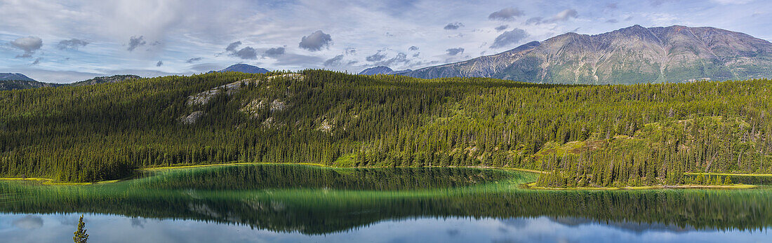 Panoramablick auf den Emerald Lake in der Southern Lakes Region; Yukon, Kanada