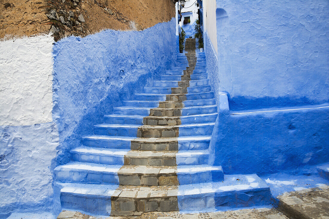 Blick nach oben auf eine Treppe in der Medina; Chefchaouen, Marokko