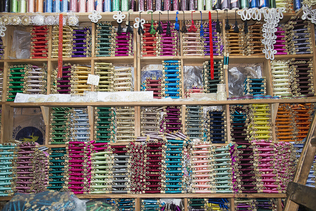 Attraktive Auslage von Garnen in einem lokalen Geschäft; Chefchaouen, Marokko
