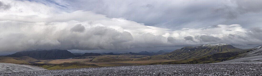 Panoramablick auf die Wolken über dem zentralen Hochland von Island, auch bekannt als Landmannalaugar; Island