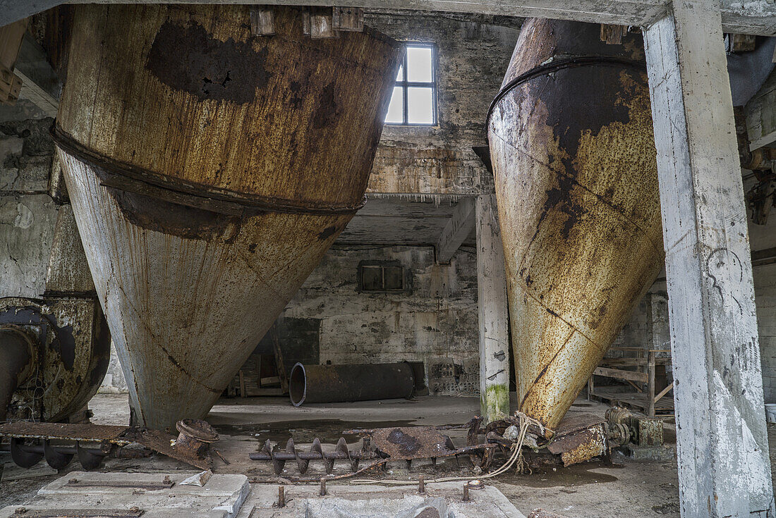 Das Innere der alten, verlassenen Heringsfabrik; Djupavik, Island