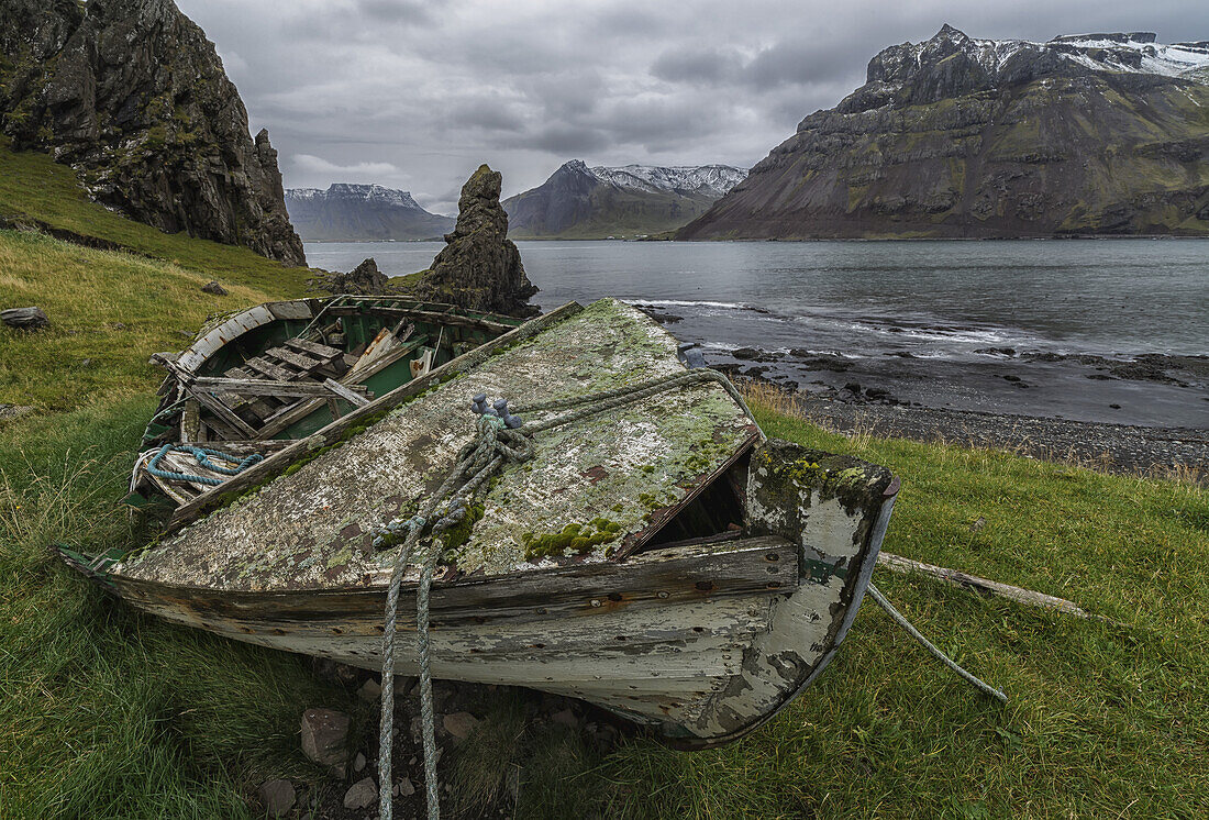 Ein altes Skiff verrottet entlang der Strandir-Küste in den Westfjorden im Nordwesten Islands; Island