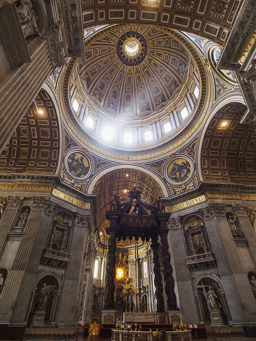 Kuppel im Inneren des Petersdoms in der Vatikanstadt, der autonomen Hauptstadt der römisch-katholischen Kirche; Rom, Italien