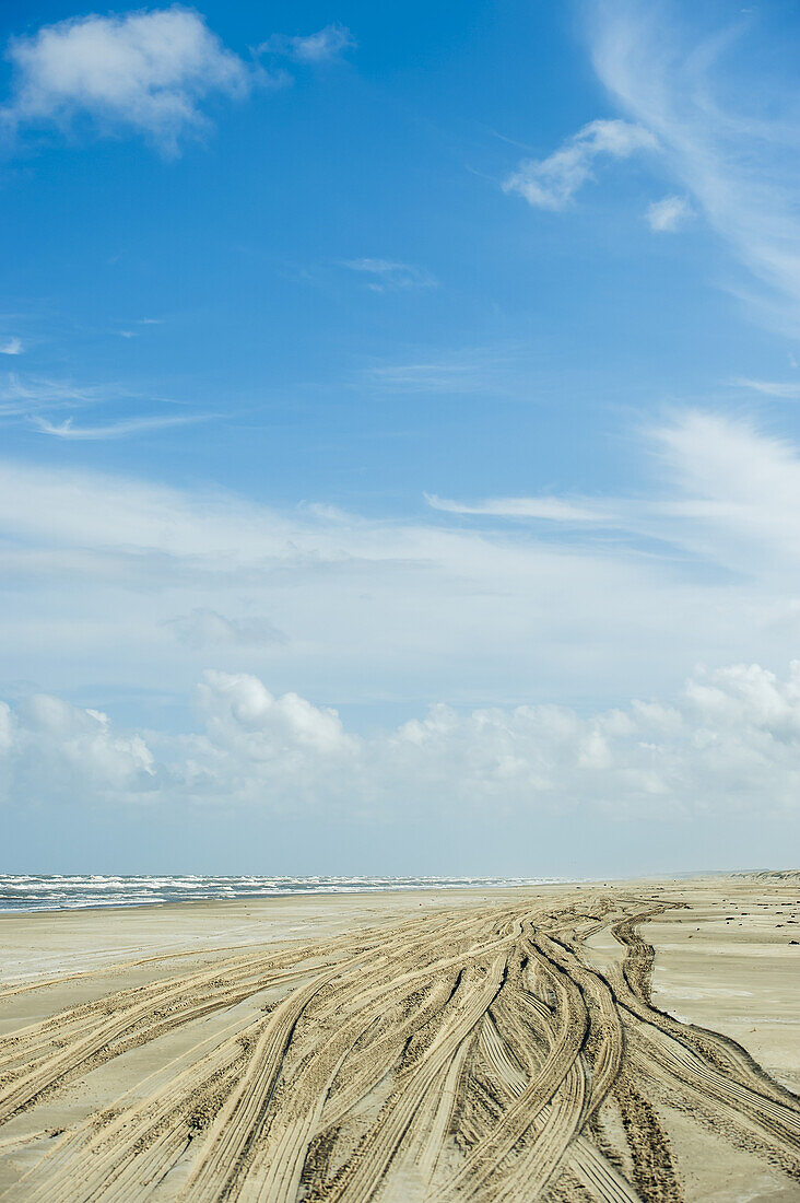 Reifenspuren im Sand am Casino Beach, dem längsten Strand der Welt; Rio Grande Do Sul, Brasilien