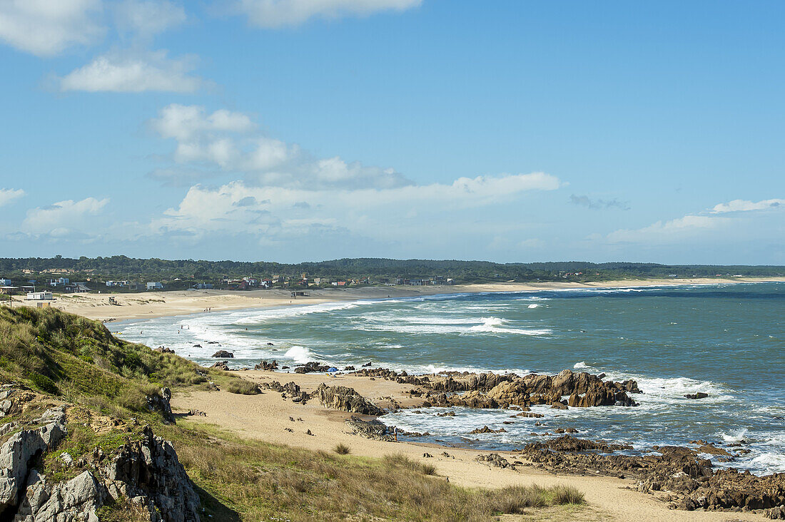 Strand entlang der Küstenlinie; La Pedrera, Uruguay