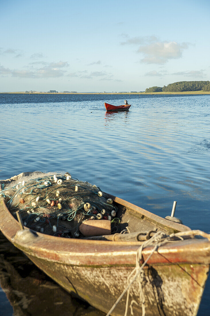 Fischerboote auf einem See; Laguna De Rocha, Uruguay