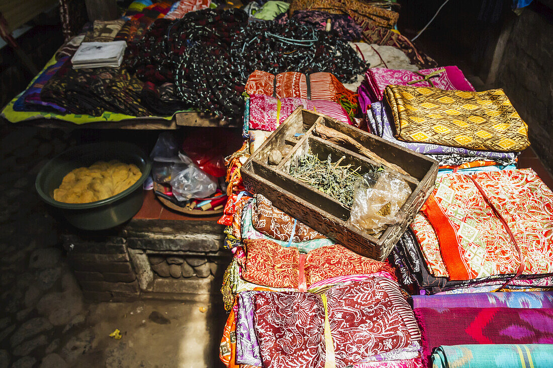 Balinesische Stoffe zum Verkauf in einem Geschäft, Tenganan Pegringsingan, Bali, natürliche Farbstoffe und Indonesien