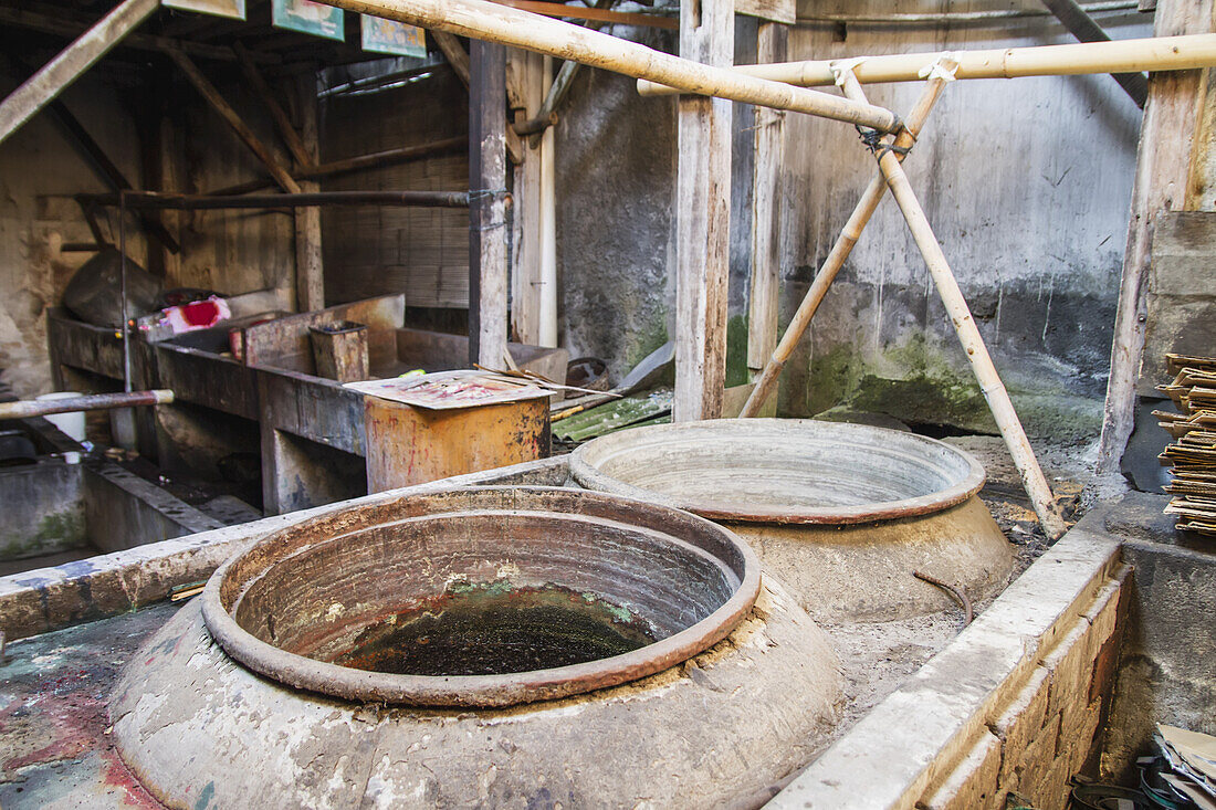 Fässer zum Färben von Batikstoffen im Gunawan Setiawan Batik Shop, Kampung Kauman, Surakarta (Solo), Zentral-Java, Indonesien