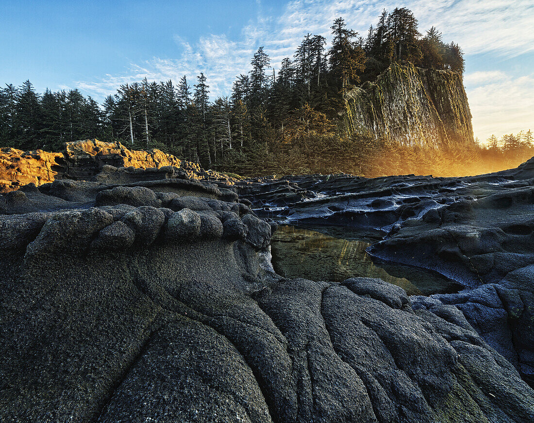 Das vulkanische Grundgestein in der Nähe von Tow Hill, Haida Gwaii bei Sonnenuntergang; British Columbia, Kanada