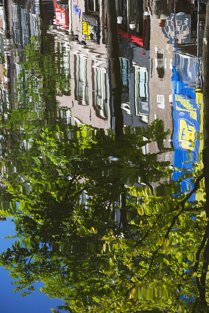 Spiegelungen von Gebäuden in einer Gracht; Amsterdam, Holland