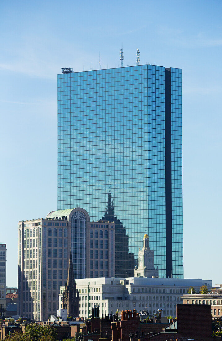 Boston Skyline mit dem höchsten Gebäude in Boston, Hancock Place, auch bekannt als der John Hancock Tower; Boston, Massachusetts, Vereinigte Staaten von Amerika