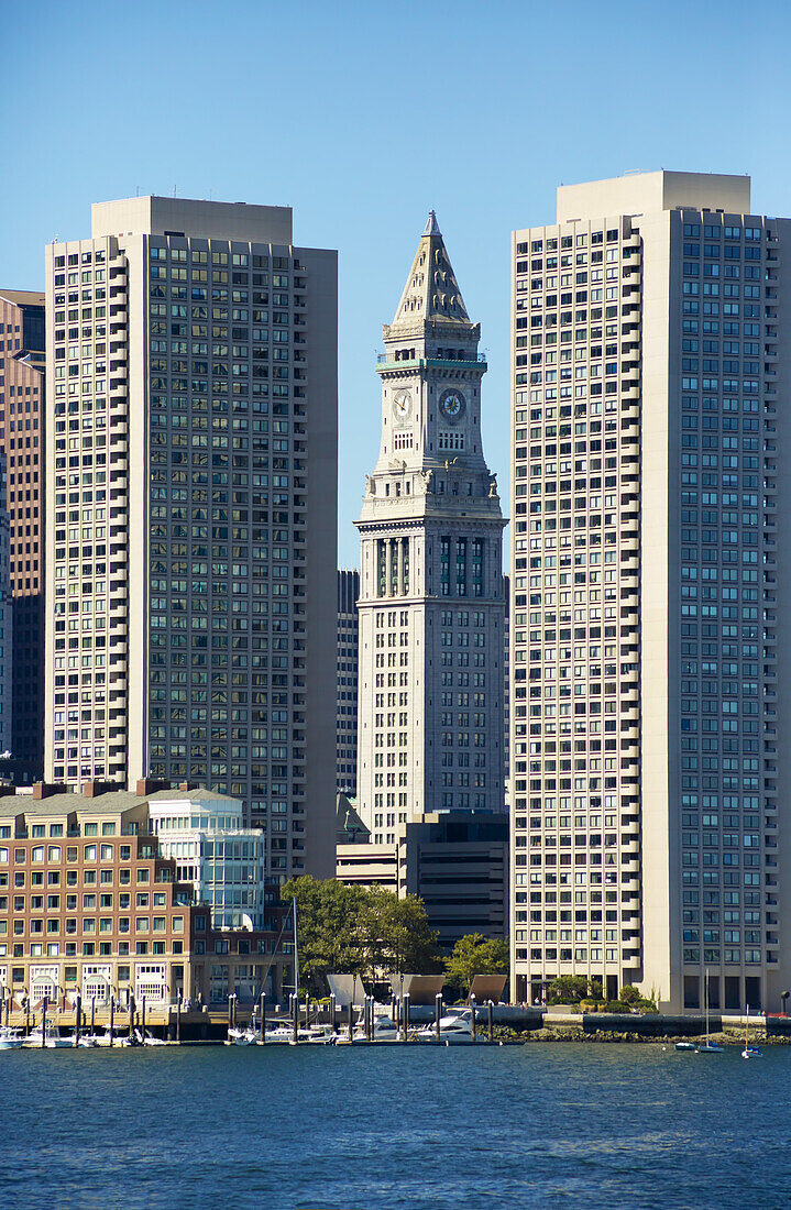 Boston Skyline von der Bucht aus gesehen, der Custom House Tower ist zwischen den beiden Hochhäusern; Boston, Massachusetts, Vereinigte Staaten von Amerika