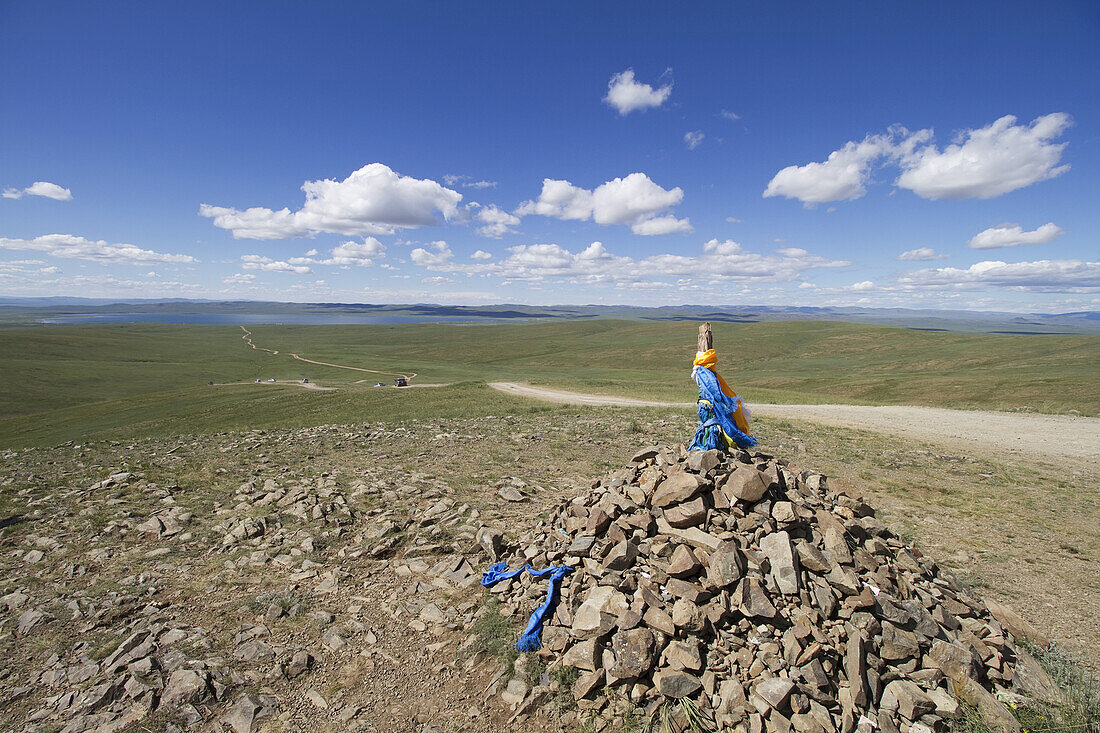 Ovoo mit Blick auf den Ugii-See, Provinz Arkhangai, Mongolei