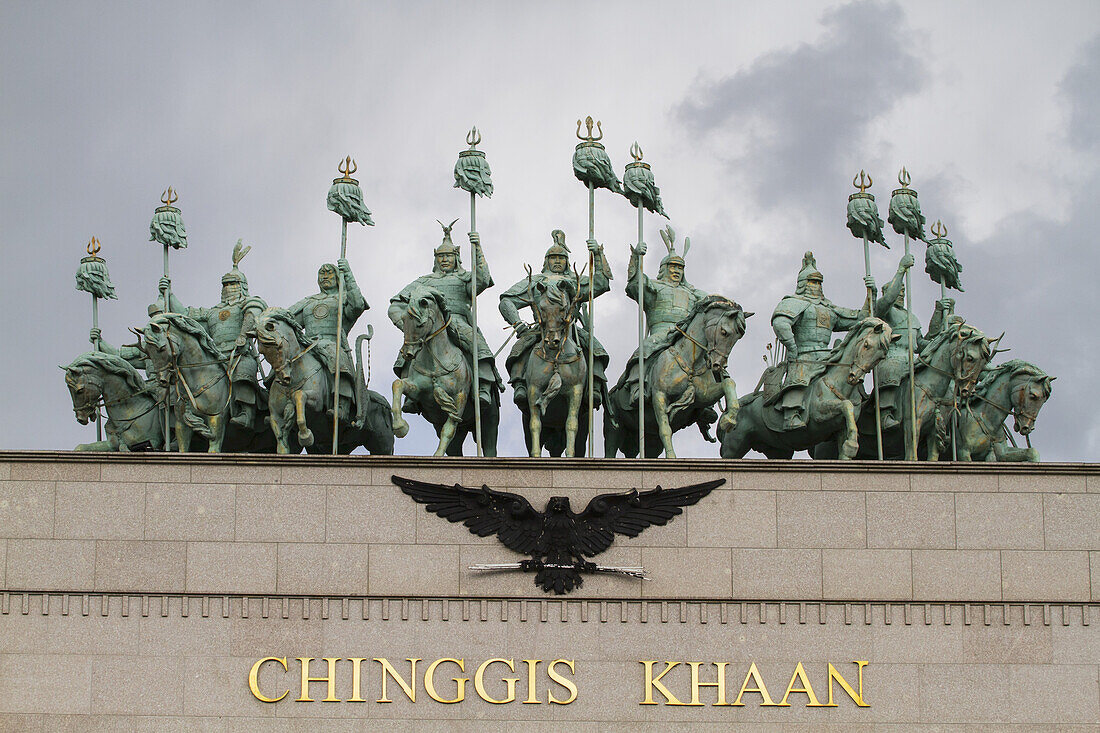 Statuen mongolischer Krieger auf dem Eingangstor zum Dschingis-Khan-Statuenkomplex, Tsonjin Boldog, Provinz TÃ¶v, Mongolei