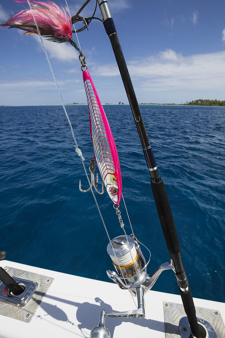 Fischer mit Angelrute und Köder auf einem Boot; Tahiti