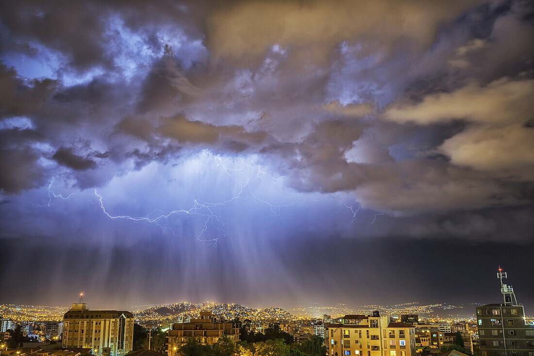 Blitze erhellen den Nachthimmel über der Stadt Cochabamba; Cochabamba, Bolivien