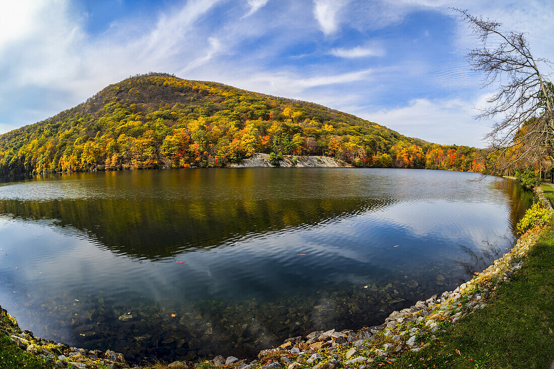Herbstlaub am Hessian Lake, Bear Mountain State Park; Bear Mountain, New York, Vereinigte Staaten von Amerika