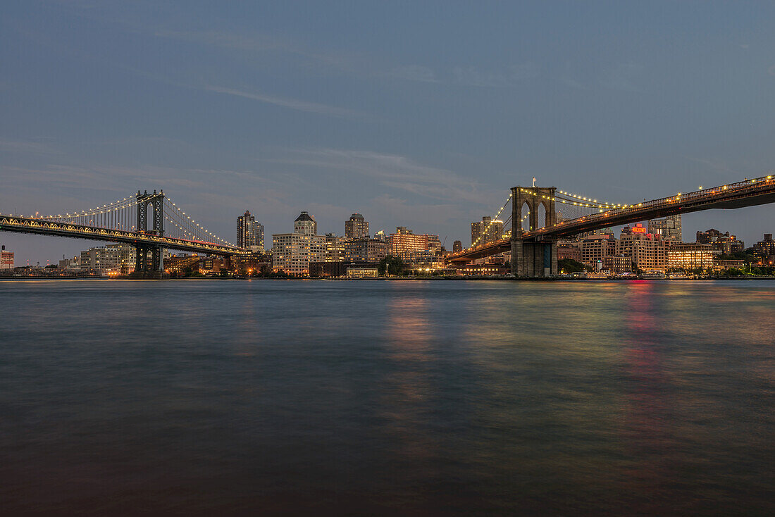 Manhattan und Brooklyn Bridges bei Sonnenuntergang; New York City, New York, Vereinigte Staaten Von Amerika