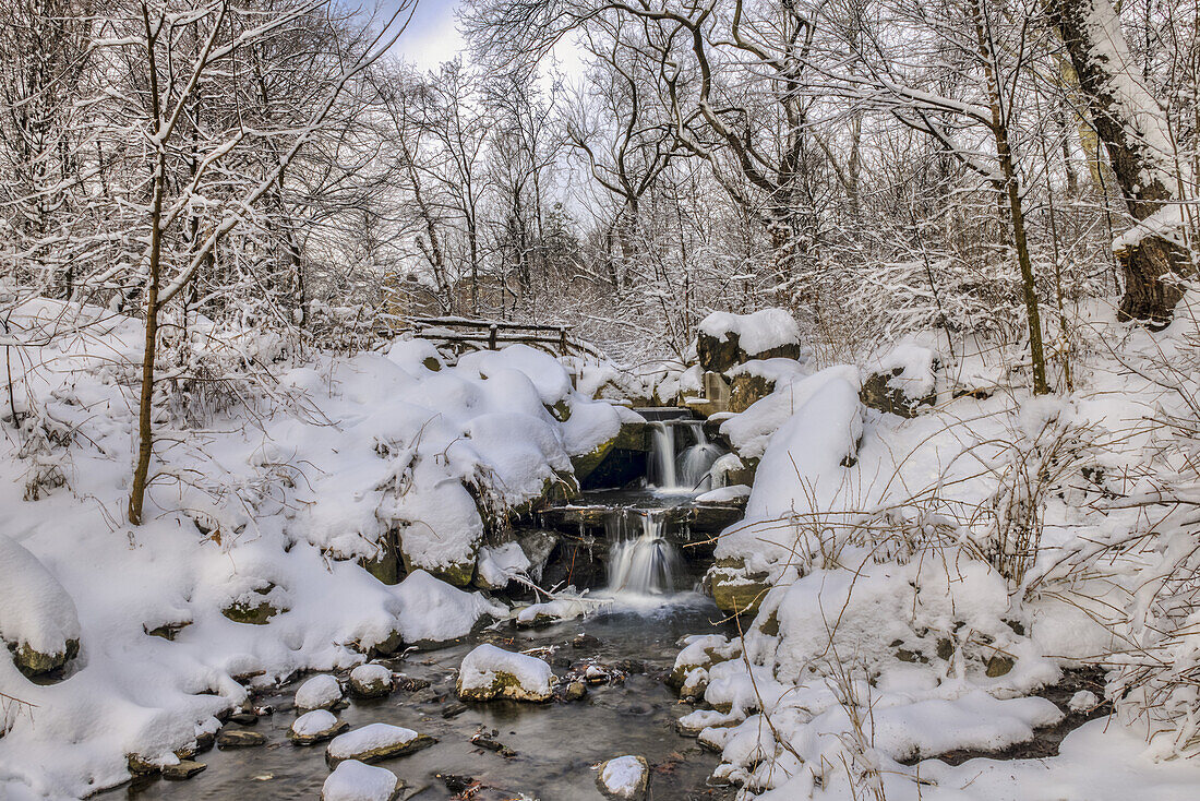 Wasserfall unter der schneebedeckten Rustic Bridge, Central Park; New York City, New York, Vereinigte Staaten Von Amerika
