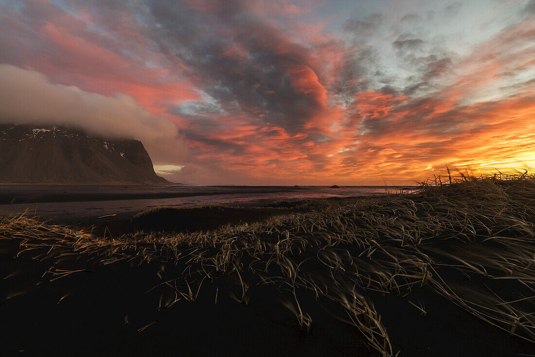 Sonnenaufgang über dem als Stokknes bekannten Gebiet in der Nähe der Stadt Hofn, Südost-Island; Island