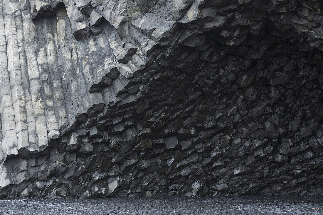 Sechseckige Basaltsäulen erheben sich in der Nähe der Strände von Vik aus der Erde; Island