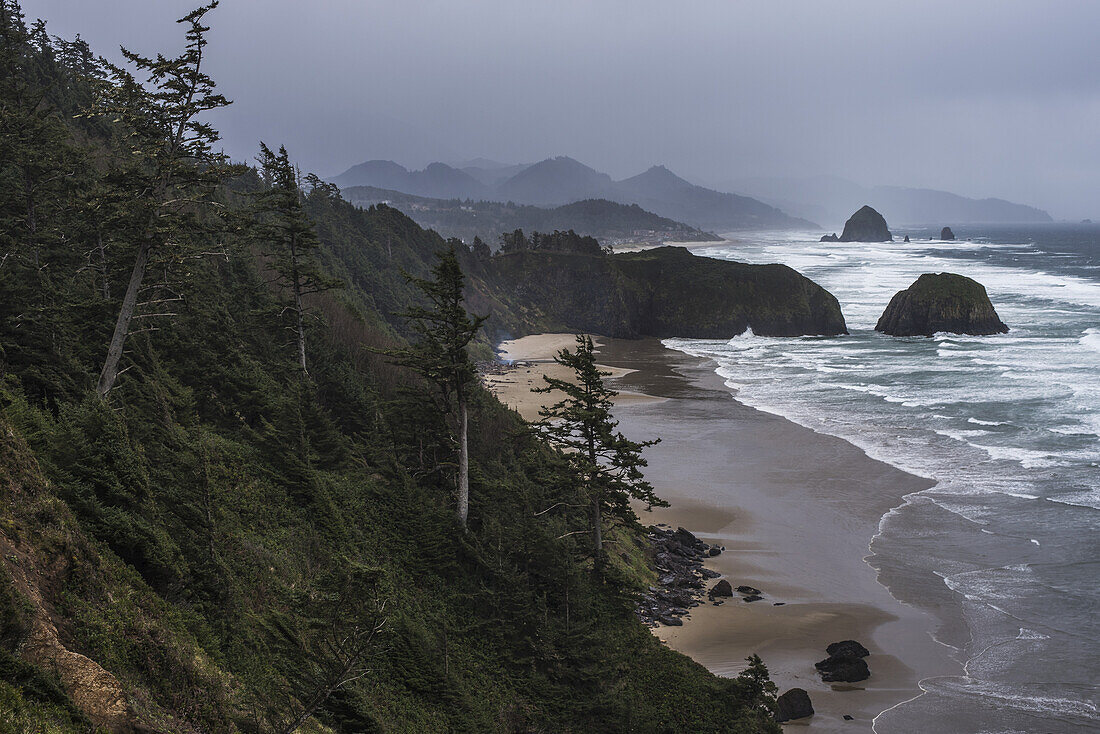 Regen sorgt für eine düstere Stimmung an der Küste von Oregon; Cannon Beach, Oregon, Vereinigte Staaten Von Amerika