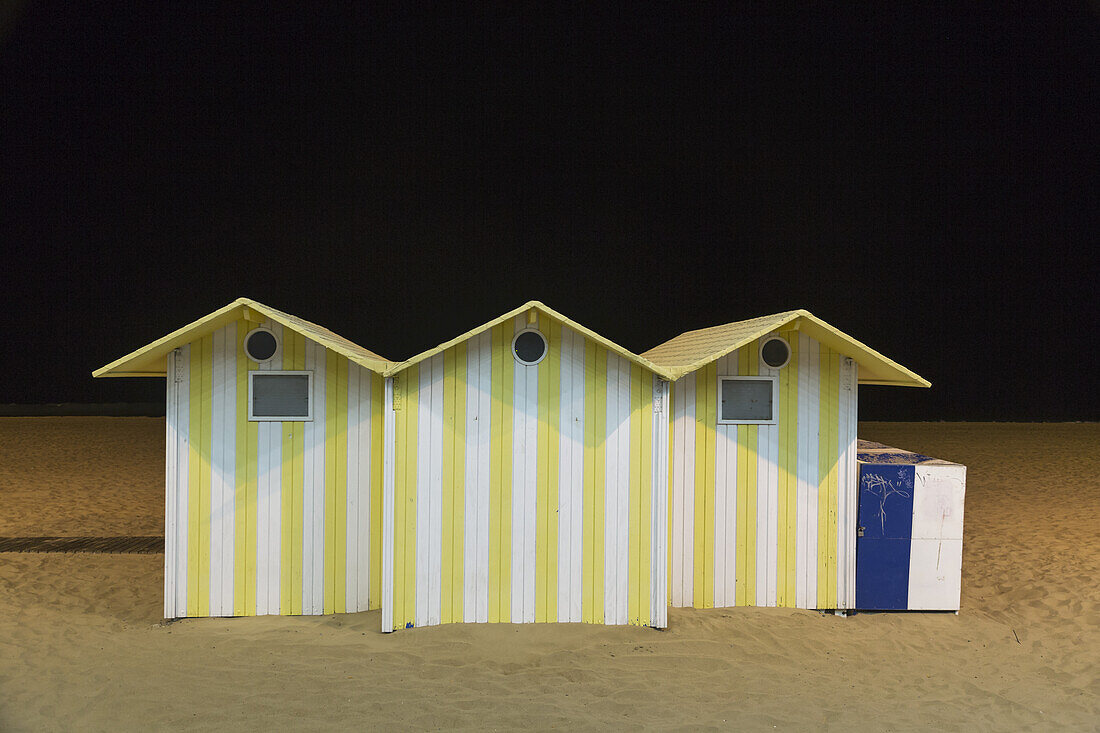 Gelb und weiß gestreifte Strukturen am Strand; Benidorm, Spanien
