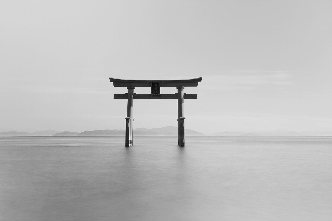 Schwarz-Weiß-Bild eines schwimmenden Schreins auf einem See; Takashiyama, Shiga, Japan