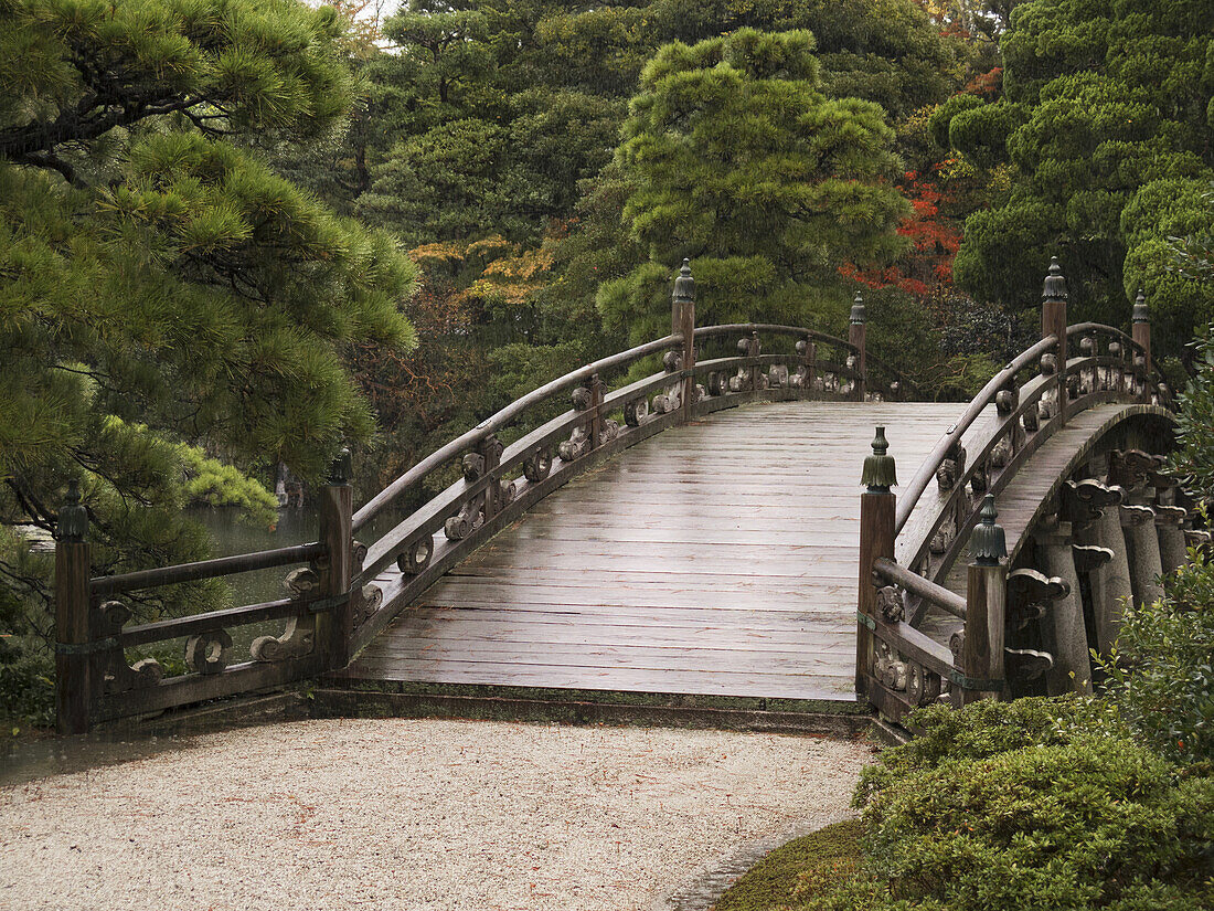 Alte japanische Steinbrücke im Kaiserpark; Kyoto, Japan