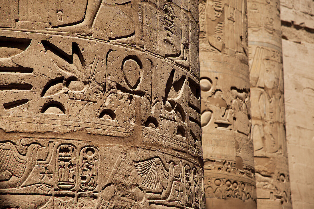 Geschnitzte Säulen, Große Hypostylhalle, Karnak-Tempel; Luxor, Ägypten