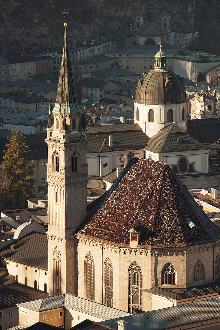 Blick von der Burg über die Dächer der Stadt mit dem Dach und dem Glockenturm der Franziskanerkirche; Salzburg, Österreich