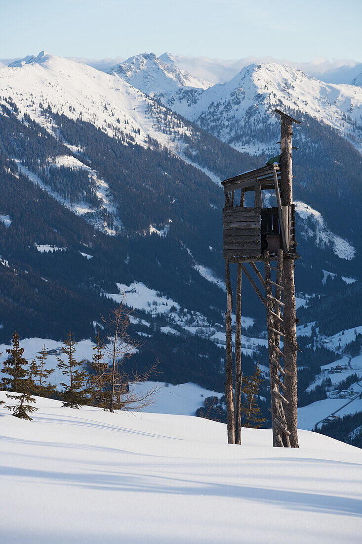 Ein Wachturm an der Spitze einer Skipiste mit Blick über die Berggipfel der österreichischen Alpen; Filzmoos, Österreich