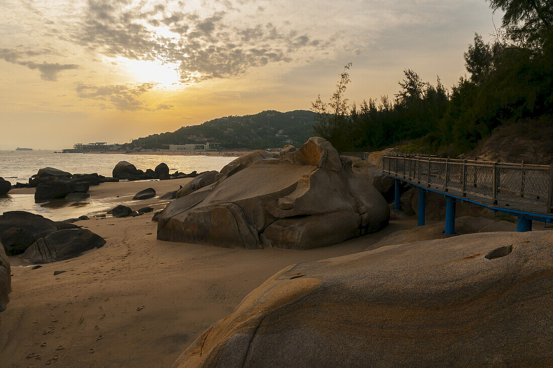 Sonnenuntergang über der Küste von Xiamen; Xiamen, Fujian, China