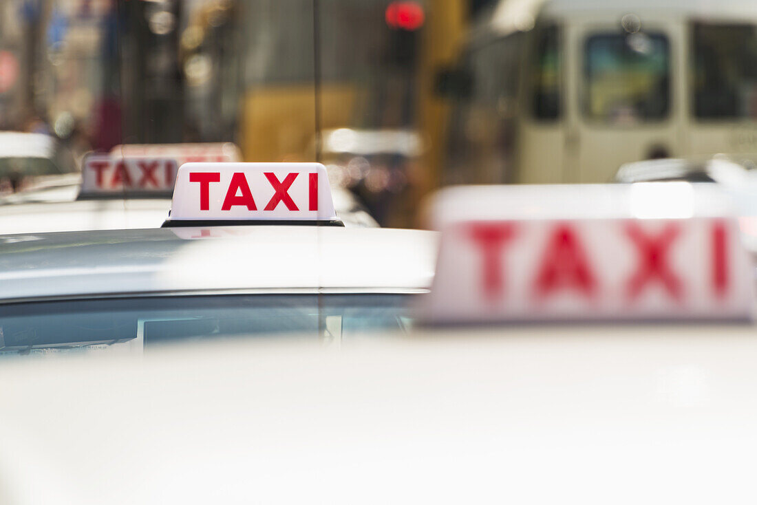 Wartende Taxis; Kowloon, Hongkong, China