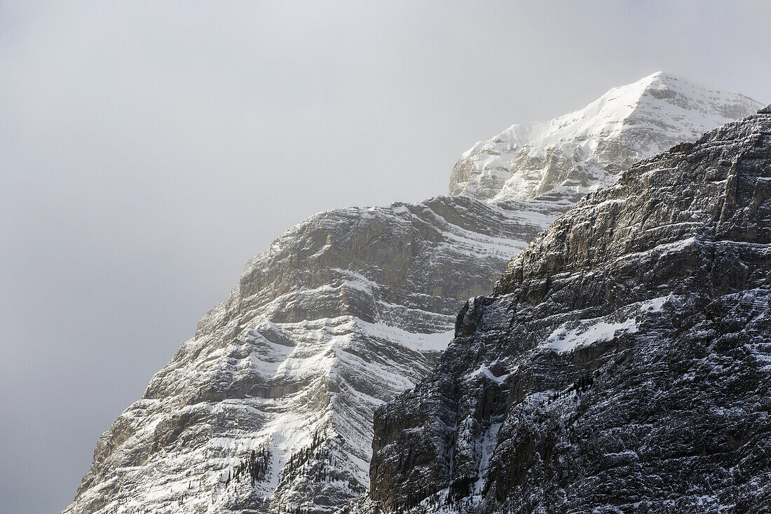 Nahaufnahme einer verschneiten Bergklippe und eines Gipfels; Kananaskis Country, Alberta, Kanada