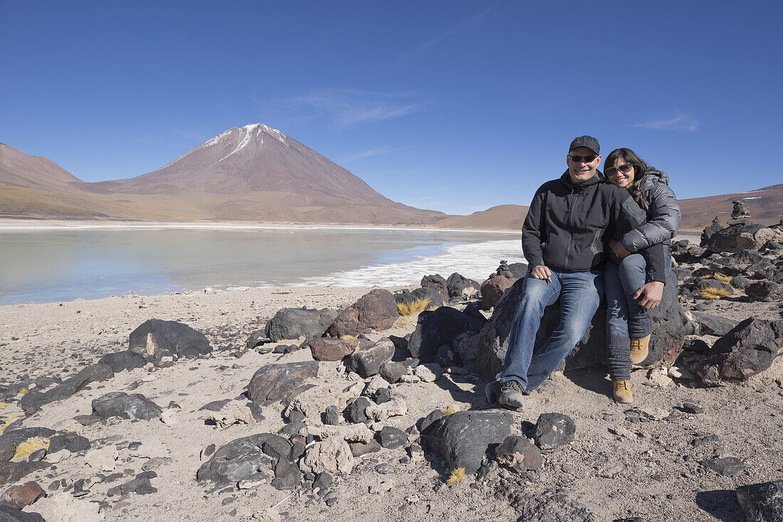 Ein Paar an den Ufern der Laguna Verde, einem Salzsee an der chilenischen Grenze; Bolivien